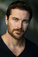 Herec Kieran Bew