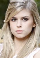 Herec Carlson Young